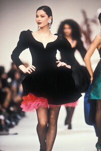 1602336470_YvesSaintLaurent1990WomenRTW213.thumb.jpg.9ac99300502634f73c938b7fee4062e9.jpg