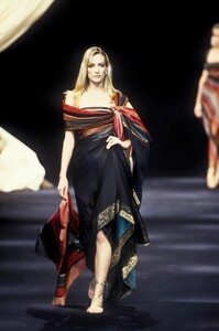 1623259555_ChristianDior1994HauteCouture150.thumb.jpg.9e7f33499726f2b041b491fab174e7fe.jpg