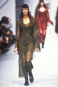 1648041646_KarlLagerfeld1993WomenRTW174.thumb.jpg.9d8a054aaabbe46bf62e8d976d5b8d35.jpg