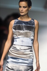 1653147829_Valentino1996WomenRTW79.thumb.jpg.0926fd792ac0d3cd18bdb52a9eb9ef5c.jpg