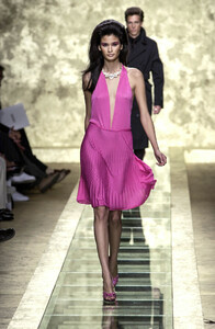 1664912280_Versace2001Menswear95.thumb.jpg.3a5a8babb07539374c770074e61dadef.jpg