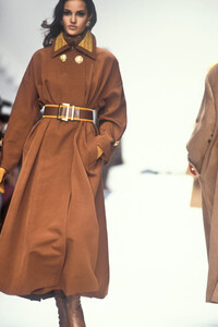 1668672825_ChristianDior1992WomenRTW11.thumb.jpg.161e0ee8bebc582ed9f56167ea160ff3.jpg