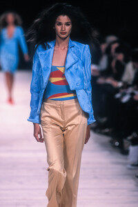 1673554976_VersusbyDonatella2000WomenRTW38.thumb.jpg.61f90a320fbc09bc46e69228f468aa0a.jpg