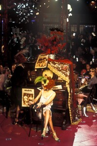 1694174179_JohnGalliano1998WomenRTW46.thumb.jpg.6b0683ae68a7e991303b52fa2375bca7.jpg