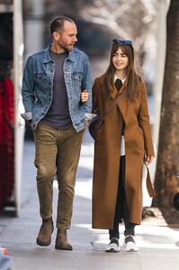 normal_lilycollins_us_001~14.jpg