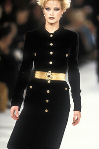 1742218628_Chanel1996WomenRTW106.thumb.jpg.626205ff2e1db0b7d14999bfc8a0c644.jpg