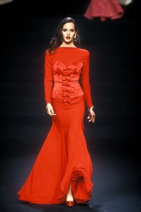 1744881210_Valentino1992HauteCouture100.thumb.jpg.cb4252e499a196b9376d3f7a34a0f402.jpg