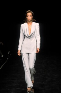 1763600541_Halston1998WomenRTW47.thumb.jpg.e03927f8ab5107b26eb4661f0a9bad45.jpg