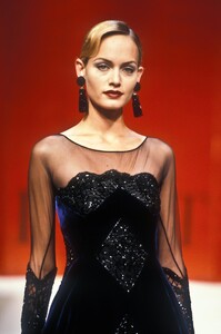 1763912018_Valentino1993HauteCouture194.thumb.jpg.026a6a6826738212ddc7f712aaebac72.jpg