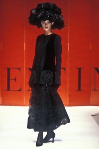 1768038703_Valentino1993HauteCouture121.thumb.jpg.93ca9bf9bbc8e2c44c936a33e3ab5157.jpg