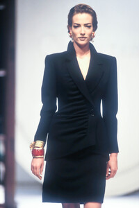 1788346148_ChristianDior1991HauteCouture44.thumb.jpg.936fdd1806c25b0a09e3cc7b05a8d305.jpg