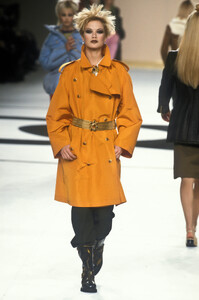 1794335192_Chanel1996WomenRTW19.thumb.jpg.77611ba07628af7a64bc6c9887102d04.jpg