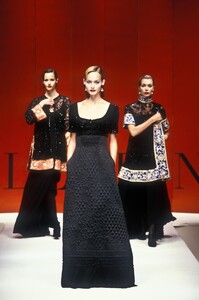 1841431364_Valentino1993HauteCouture180.thumb.jpg.bdd0ac3629853fe6bd01d15ab3f3bccd.jpg