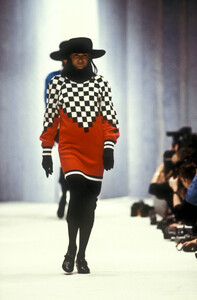 1867918249_Fendi1987WomenRTW47.thumb.jpg.eba7f46b66ef569004e051b0a33f5b94.jpg