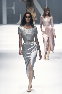 1880361785_Valentino1996WomenRTW193.thumb.jpg.66cdd02550cf25d54cebd7f5c690dce2.jpg