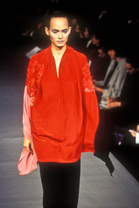 1895092400_YohjiYamamoto1995WomenRTW43.thumb.jpg.ff41a3ffa45b7f2141c0d455dc420deb.jpg