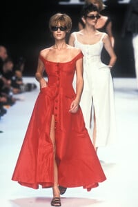 189763036_ChristianDior1997WomenRTW46.thumb.jpg.08ab9913fc2b32ebb73747dbaf8b72ce.jpg