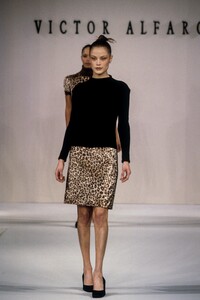 1905276242_VictorAlfaro1995WomenRTW43.thumb.jpg.ee2e264ebd7529383b2d5c67397da8ae.jpg