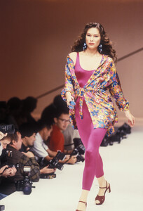 1908414116_Krizia1991WomenRTW104.thumb.jpg.398df8559cd77de1a95f445548f821b5.jpg