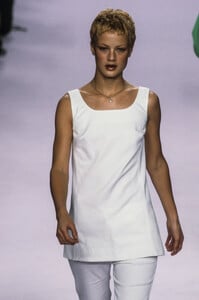 1923808282_AnnaSui1996WomenRTW25.thumb.jpg.f0a50aea038be540cd4d9aee29e55287.jpg