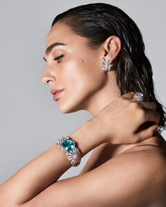 Gal Gadot @ Tiffany & Co. Blue Book Botanica Collection 2022 05.jpg