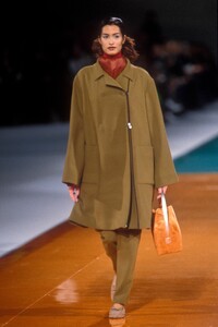 1947362059_KarlLagerfeld1996WomenRTW3.thumb.jpg.a1210f4f7d40e68764e22f9fa1dd5a1c.jpg