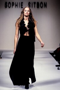 1947646493_SophieSitbon1993WomenRTW97.thumb.jpg.3ad07fa639e6c1ebbafed9b1ea36e02d.jpg