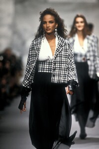 1955837727_KarlLagerfeld1990WomenRTW28.thumb.jpg.475e296dd61f58520dae7218c9a93c62.jpg