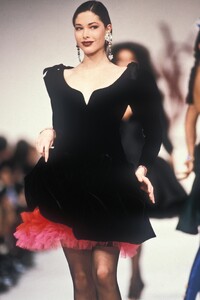 1967882378_YvesSaintLaurent1990WomenRTW214.thumb.jpg.e08ebb3fd6033c8a92ba55aa167013f4.jpg