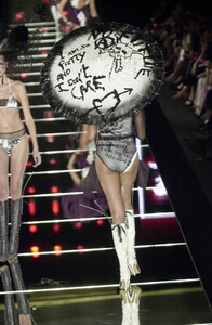 1969384532_JohnGalliano2001WomenRTW51.thumb.jpg.f58c2a9a21e740555c908c6d29e10c55.jpg