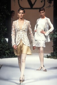 1982622860_Valentino1994HauteCouture12.thumb.jpg.24d98290ef73bbe6dd9a8ded75830aa5.jpg