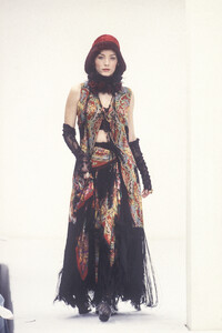 1997272143_DolceGabbana1993WomenRTW99.thumb.jpg.4f3dd0c217c7c30d9fe38b32af77b5d2.jpg