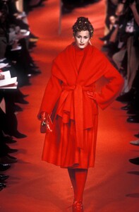 2008614184_VivienneWestwood1993WomenRTW7.thumb.jpg.9e023413d61f87855e304c0a6a67784e.jpg