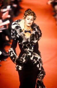 2009847798_VivienneWestwood1993WomenRTW113.thumb.jpg.d1dad0c90523dcea80fde8ff1583454c.jpg