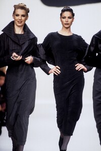 2017715018_JinAbe1992WomenRTW77.thumb.jpg.05ea0714a91416e5dbb9067a553833cc.jpg