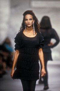 2028734888_KarlLagerfeld1990WomenRTW121.thumb.jpg.3b6e1eb970778c0ff74c9f7c4bca4f01.jpg