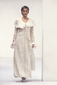 2031101217_DolceGabbana1993WomenRTW136.thumb.jpg.6fc425449040436b0b6d24baedba00ea.jpg