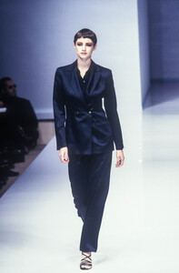 2041611805_SalvatoreFerragamo1997WomenRTW64.thumb.jpg.6b133063f8fd32650bd565fce693ed6c.jpg