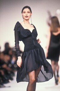 2043353926_YvesSaintLaurent1990WomenRTW77.thumb.jpg.56e9ac6190e58dc6040ffe9902f4e741.jpg