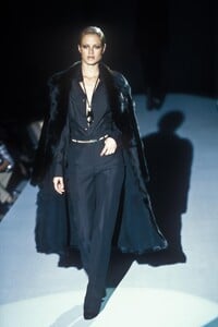 2051842008_Gucci1996WomenRTW34.thumb.jpg.143cddb9ee34c6b499a33053f8cca915.jpg