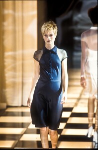 2055558385_Versace1996WomenRTW136.thumb.jpg.315a22883f4366df89a63e52207c57b7.jpg