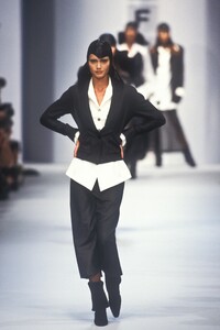 2076151066_KarlLagerfeld1993WomenRTW81.thumb.jpg.d7a89b7c7b4b59a7347b1c88ac03e5bc.jpg