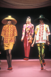 2077779004_ChristianLacroix1992WomenRTW97.thumb.jpg.2ac428b6b2e8dd94d622fad9cc07363f.jpg