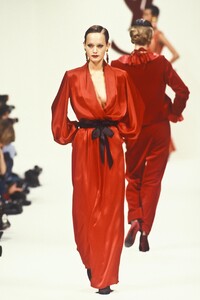 2078000441_YvesSaintLaurent1993WomenRTW124.thumb.jpg.83cfe3e9271538ae60f44cca44e961ab.jpg