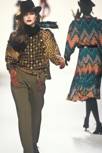 2102232542_YvesSaintLaurent1991WomenRTW5.thumb.jpg.e1ba77ec07cecd9e16f5fda65ba038b2.jpg