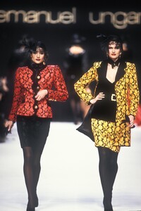 2104246333_EmanuelUngaro1992WomenRTW69.jpg.cd2230e77a7367ce6cc93ffeaa0f5c5e.thumb.jpg.380d586a3052470f164586a70414ddeb.jpg