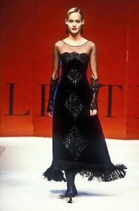 2121272191_Valentino1993HauteCouture193.thumb.jpg.51bf91905323e4d09ebc2a87fb22f4f7.jpg