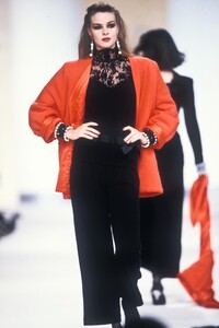 2133895277_Valentino1989WomenRTW106.thumb.jpg.5f52db548d49afd4b3ffe5d0b626d0eb.jpg