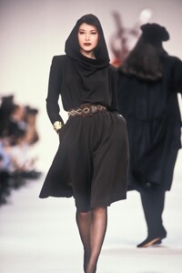 2147044255_YvesSaintLaurent1990WomenRTW43.thumb.jpg.7622d24d8d7adee3897c4eb8f92ea4fb.jpg