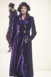 214722966_DolceGabbana1993WomenRTW159.thumb.jpg.1c9980b9e70b177719c7754fb3e31b54.jpg